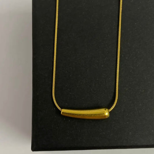 Minimal Curved Necklace